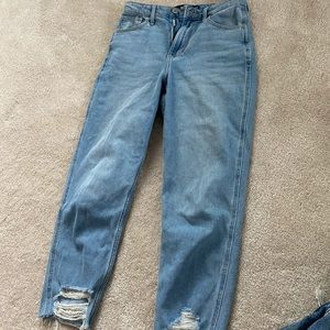 ULTRA HIGH RISE VINTAGE HOLLISTER MOM JEANS